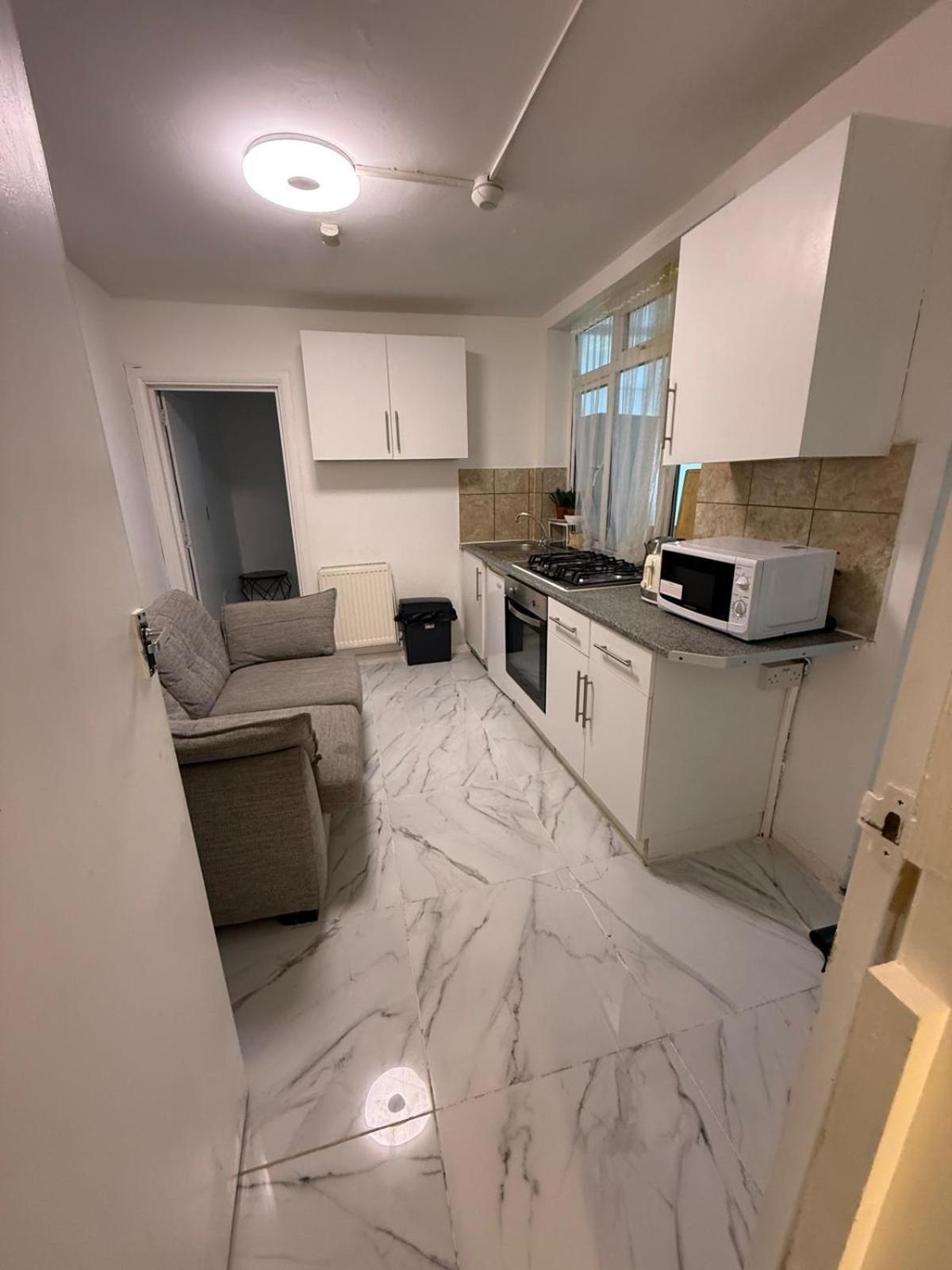 Appartamento 3 Bedroom Flat Millais Rd *