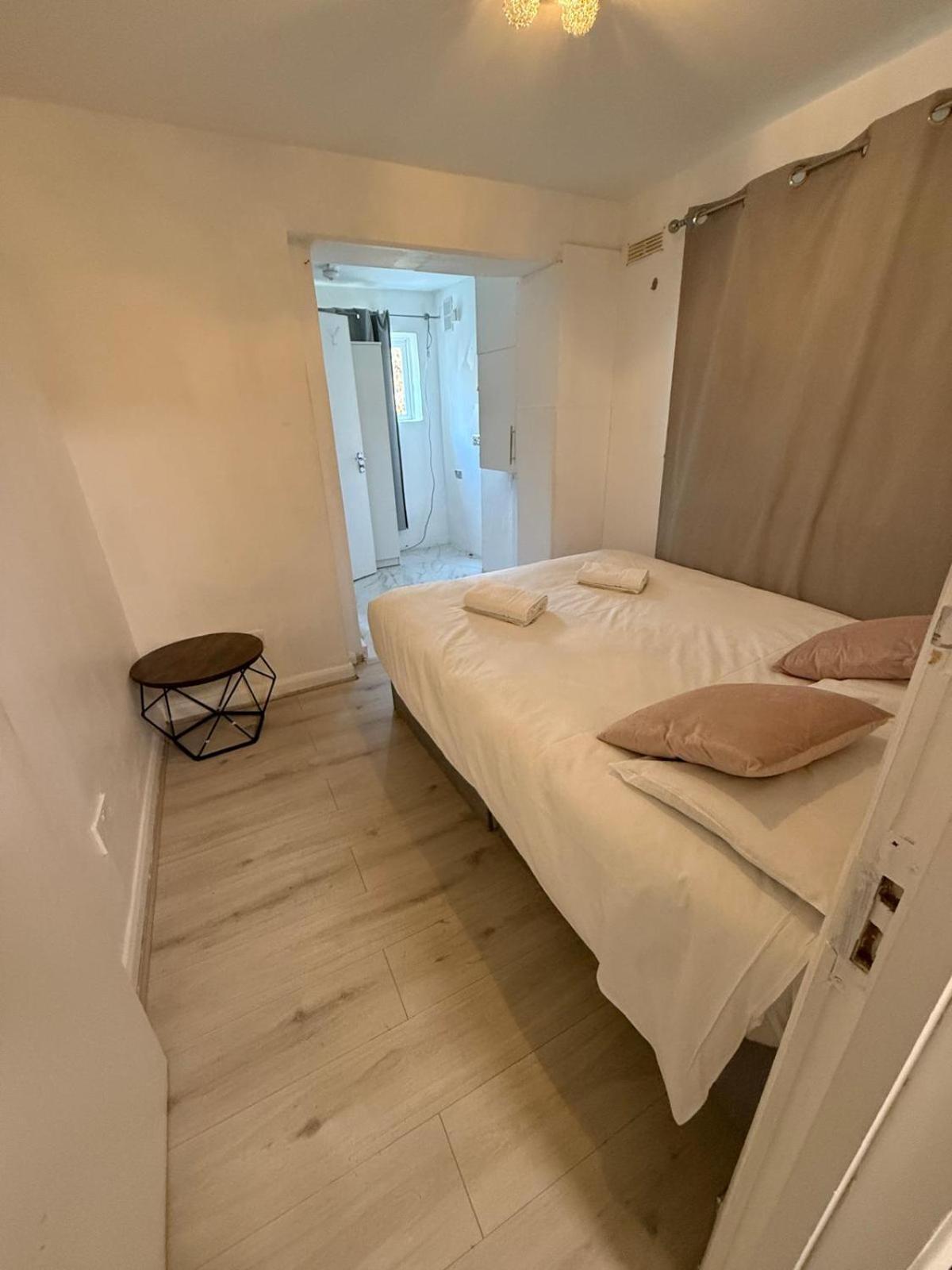 Appartamento 3 Bedroom Flat Millais Rd Londra