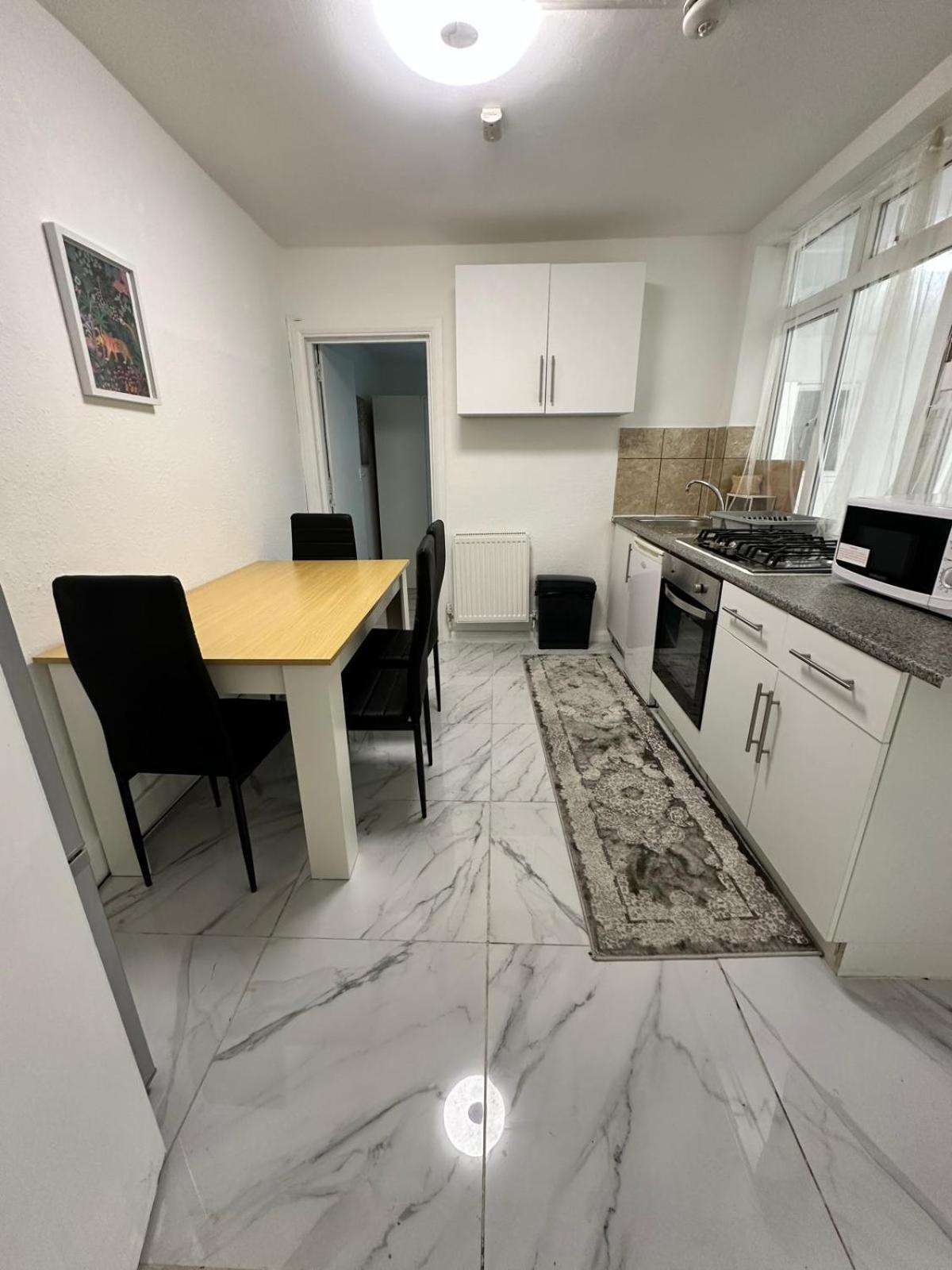 Appartamento 3 Bedroom Flat Millais Rd