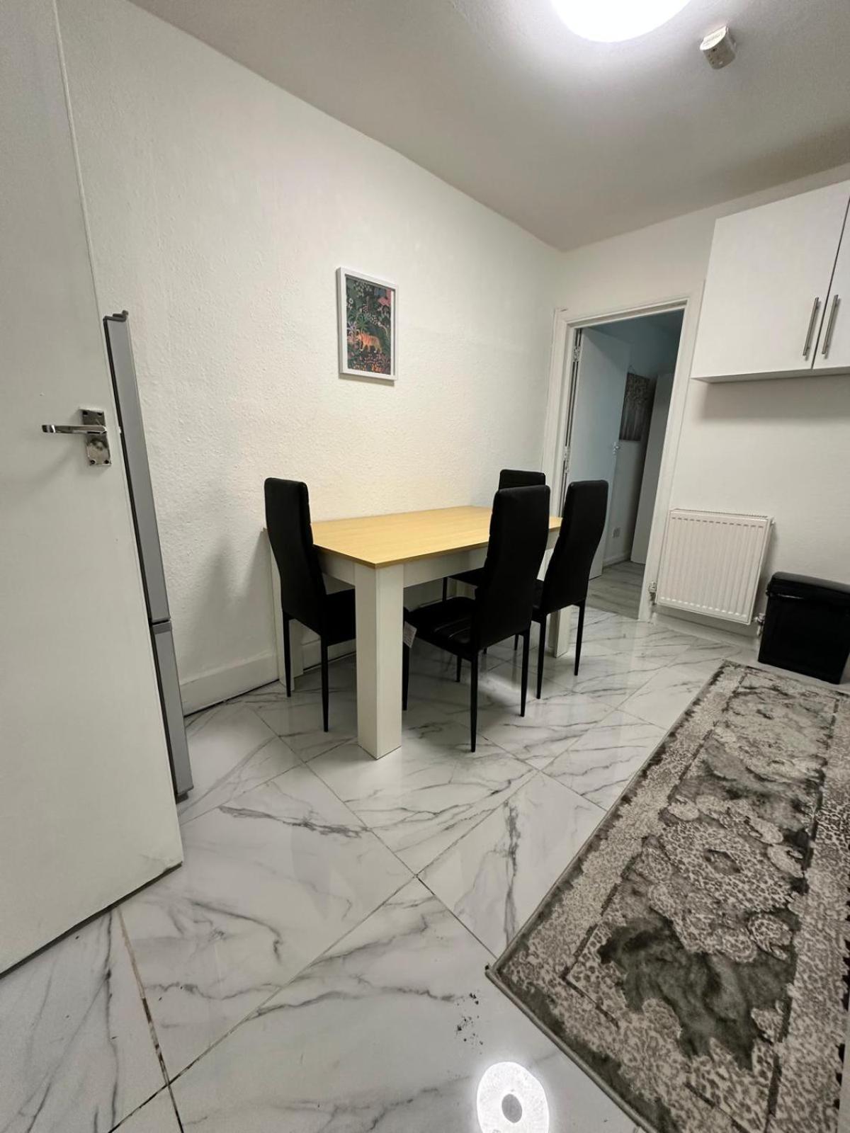 3 Bedroom Flat Millais Rd Appartamento *