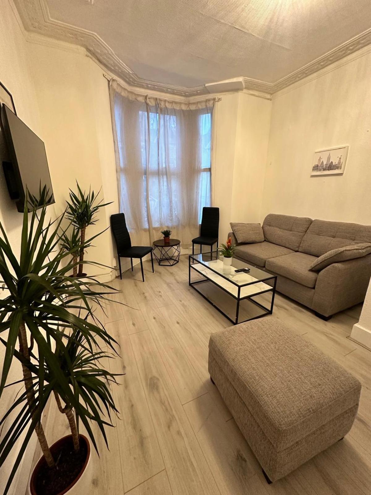 3 Bedroom Flat Millais Rd * Londra