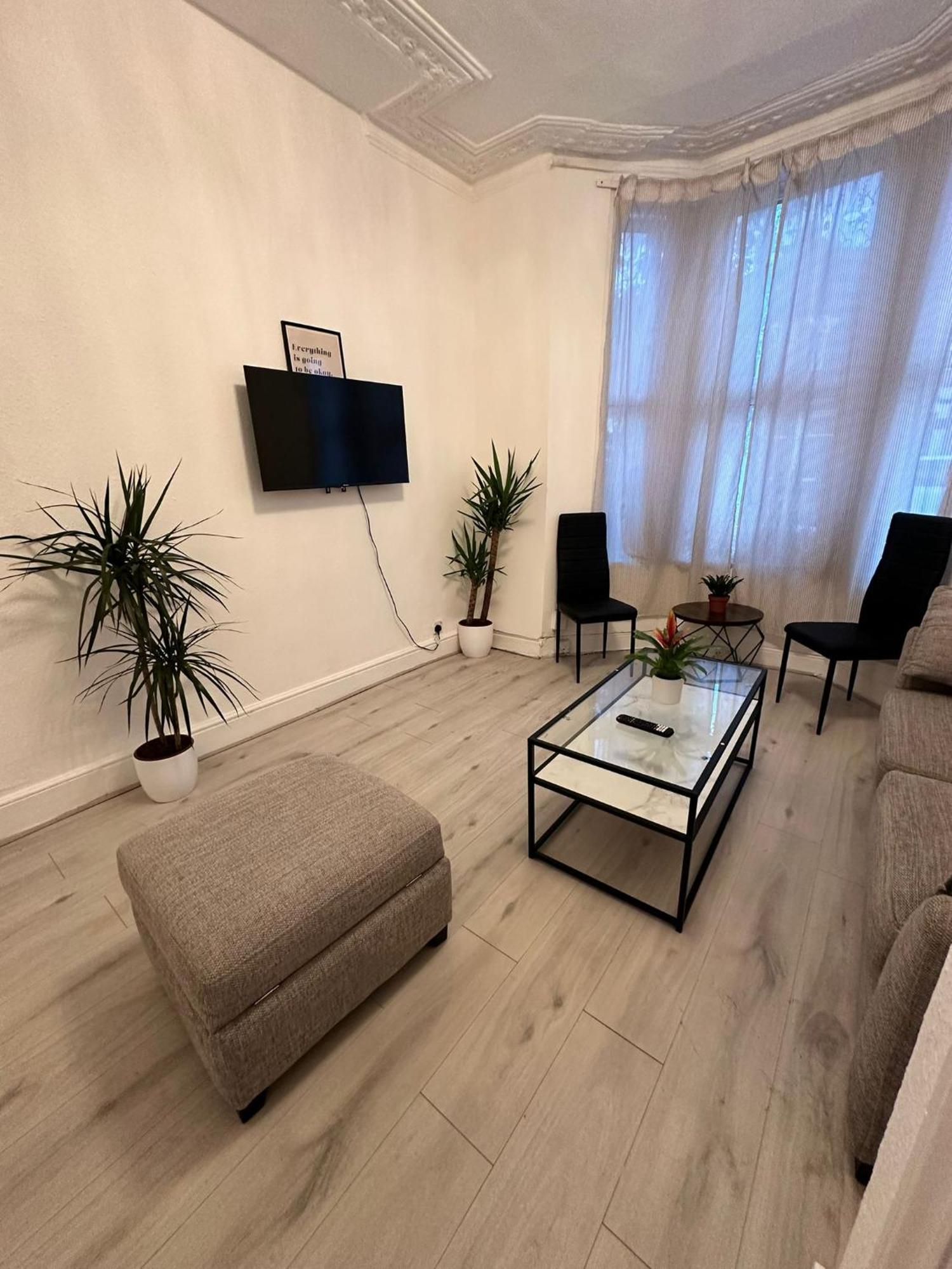 3 Bedroom Flat Millais Rd Appartamento Londra