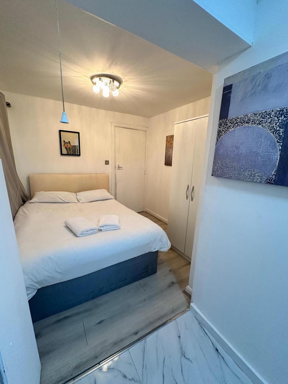 Apartament 3 Bedroom Flat Millais Rd